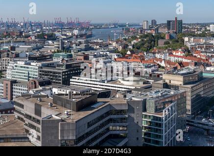 Vista a ovest sui tetti dal St. Nikolai Memorial di Amburgo, al porto, ai moli e alle banchine galleggianti e asciutte in lontananza. Foto Stock