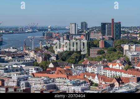 Vista a ovest sui tetti dal St. Nikolai Memorial di Amburgo, al porto, ai moli e alle banchine galleggianti e asciutte in lontananza. Foto Stock