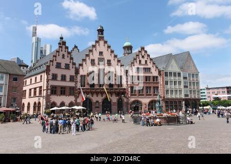 FRANCOFORTE AM MAIN, GERMANIA - 19 Giugno 2014 : persone in piazza Roemerberg, nel centro storico di Francoforte, una famosa destinazione turistica Foto Stock