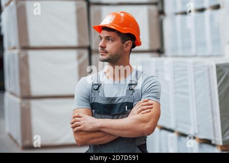 Ritratto di giovane lavoratore in uniform che è in magazzino Foto Stock