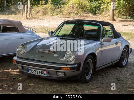 Eyrignac, Francia - 2 settembre 2018: Porsche 911 Parcheggio auto a Eyrignac in Dordogna. Francia Foto Stock