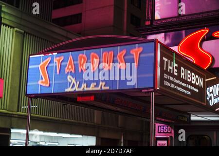 Stardust Diner di Ellen riapre con capacità ridotta solo su prenotazione.New York City continua la fase 4 della riapertura a seguito delle restrizioni imposte per rallentare la diffusione del coronavirus. La quarta fase consente di praticare arte e intrattenimento all'aperto, eventi sportivi senza tifosi e produzioni multimediali. Foto Stock