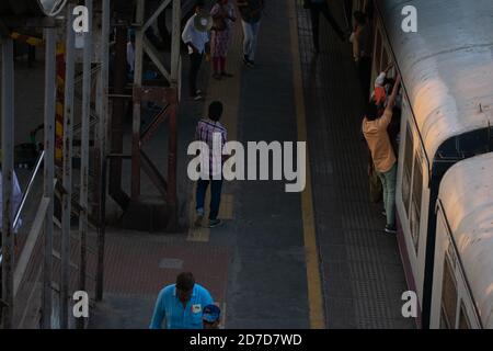 Mumbai, India - 19 marzo 2019: Passeggeri alla stazione ferroviaria locale di Nalasopara. Foto Stock