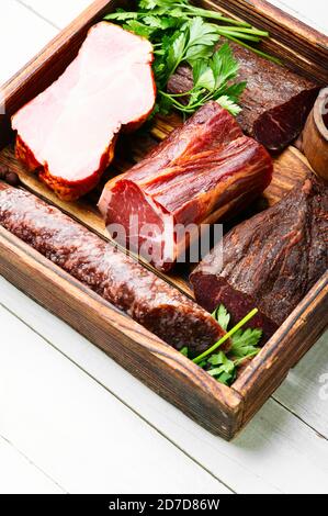 Piatto di carne italiana. Carne stagionata e salsicce. Carne affumicata Foto Stock