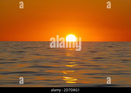 Tramonto da una barca a vela a Cicladi, Grecia Foto Stock