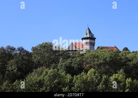 Romantico castello - fortezza con torre nella foresta. Castello Smolenice, Centro Congressi di SAS - costruito nel 15 ° secolo, Little Carpazi (SLOVACCHIA) Foto Stock