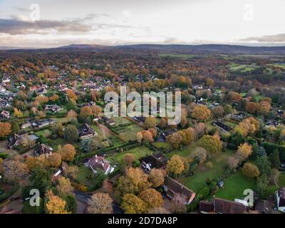 Il villaggio di West Chiltington in West Sussex, Inghilterra in vista aerea autunno Foto Stock