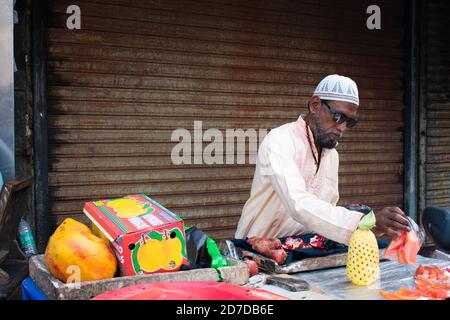 Mumbai, India - 23 marzo 2019: Vendor di frutta tagliata a Chor Bazaar zona a Mumbai. Foto Stock