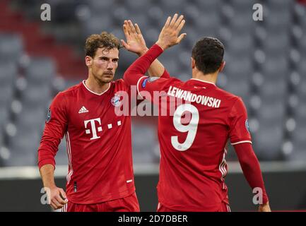 Leon GORETZKA, FCB 18 festeggia il suo obiettivo, felice, ridere, celebrazione, 2-0 con Robert LEWANDOWSKI, FCB 9 nella partita FC BAYERN MUENCHEN - ATLETICO MADRID 4-0 di calcio UEFA Champions League nella stagione 2020/2021 a Monaco di Baviera, 21 ottobre 2020. © Peter Schatz / Alamy Live News / Pool le normative UEFA vietano qualsiasi uso di fotografie come sequenze di immagini e/o quasi-video importante: News-Agenzie nazionali e internazionali FUORI uso editoriale SOLO Foto Stock