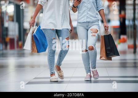 Due giovani donne hanno una giornata di shopping insieme nel supermercato Foto Stock