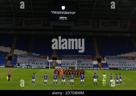 I giocatori della città di Cardiff (in blu) e dell'AFC Bournemouth osservano un minuto di silenzio davanti al k/o mentre ricordano la gente di Aberfan nel Galles del Sud che ha perso la vita il 21 ottobre 1966. EFL Skybet Championship, Cardiff City contro AFC Bournemouth al Cardiff City Stadium di Cardiff, Galles, mercoledì 21 ottobre 2020. Questa immagine può essere utilizzata solo per scopi editoriali. Solo per uso editoriale, è richiesta una licenza per uso commerciale. Nessun utilizzo nelle scommesse, nei giochi o nelle pubblicazioni di un singolo club/campionato/giocatore. pic di Andrew Orchard/Andrew Orchard sports photography/Alamy Live news Foto Stock