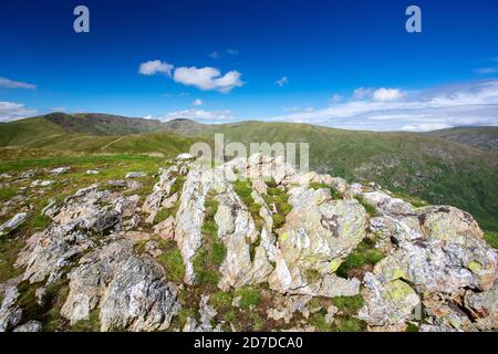 Roccia coperta di lichen su Fairfield nel Lake District, Regno Unito. Foto Stock