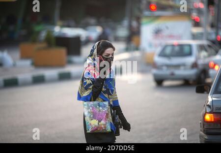 Teheran, Iran. 21 Ott 2020. Una donna che indossa una maschera facciale parla al telefono a Teheran, Iran, 21 ottobre 2020. Il Ministero della Sanità iraniano ha segnalato 5,616 nuovi casi COVID-19 mercoledì, portando il numero totale confermato nel paese a 545,286. Credit: Ahmad Halabisaz/Xinhua/Alamy Live News Foto Stock