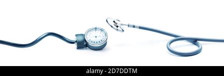 Stetoscopio e misuratore della pressione sanguigna su sfondo bianco. Vista orizzontale per utilizzo banner Foto Stock