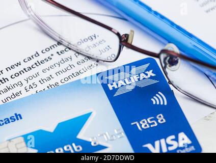 LONDRA, Regno Unito - 14 OTTOBRE 2020: Carta di debito bancaria Halifax con bicchieri e penna blu sulla documentazione dell'estratto conto bancario. Foto Stock