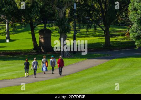 Il Domain è un'area di 84 ettari (34 acri) di spazio aperto, patrimonio dell'umanità, al margine orientale del quartiere centrale degli affari di Sydney nel NSW, Australia. Foto Stock