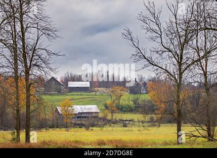 Una vecchia casa abbandonata in autunno su un cortile di fattoria in Dunrobin rurale, Ontario, Canada Foto Stock