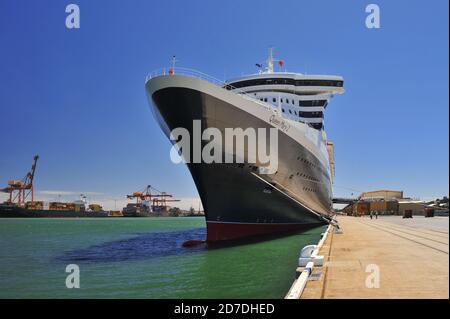 La Queen Mary 2 transatlantico ormeggiato al porto di Fremantle in Australia Occidentale. Foto Stock