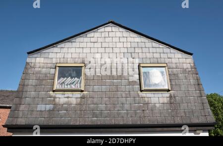 Un edificio in ardesia a Knighton, Powys, Galles, Regno Unito Foto Stock