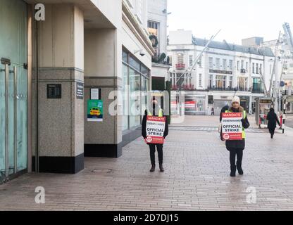 Cork, Irlanda. 22 ottobre 2020. Il primo giorno del livello cinque delle restrizioni delle linee guida governative su come controllare Covid 19, gli ex membri del personale di Debenhams, Orla Dowling e Louise Murphy continuano il loro sciopero ufficiale per il 196esimo giorno fuori dal negozio a Patrick's Street a Cork, Irlanda. - credito; David Creedon / Alamy Live News Foto Stock