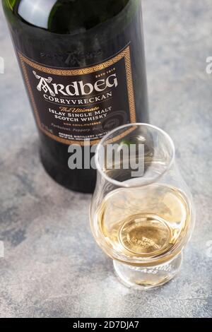 Trondheim, Norvegia - Maggio 20 2020: Ardbeg Corryvreckan singolo scotch whisky bottiglia e vetro di malto Foto Stock