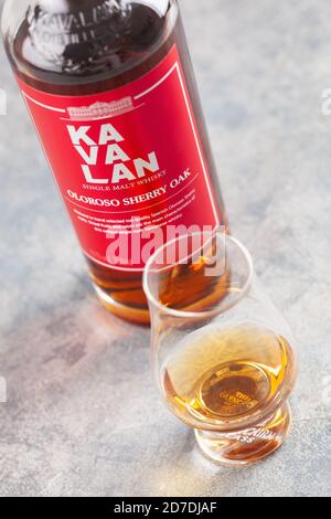 Trondheim, Norvegia - Maggio 20 2020: Kavalan bottiglia di whisky di malto singolo e bicchiere Foto Stock