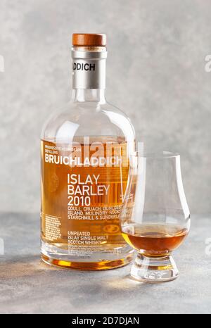 Trondheim, Norvegia - Maggio 20 2020: Bruichladdich single malt scotch whisky bottiglia e vetro Foto Stock