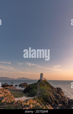Il Llanddwyn Island Lighthouse, Twr Mawr a Ynys Llanddwyn su Anglesey, Galles del Nord. Foto Stock
