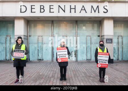 Cork, Irlanda. 22 ottobre 2020. Il primo giorno del livello cinque delle restrizioni governative sulle modalità di controllo del Covid 19, gli ex membri del personale di Debenhams, Orla Dowling, Louise Murphy e Donna Higgins continuano il loro sciopero ufficiale per il 196esimo giorno fuori dal negozio di Patrick's Street a Cork, Irlanda. - credito; David Creedon / Alamy Live News Foto Stock