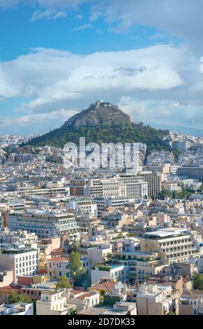 Vista di Atene e del Monte Licabetto, conosciuto anche come Licabetto, Lykabettos o Lykavittos in formato verticale Foto Stock