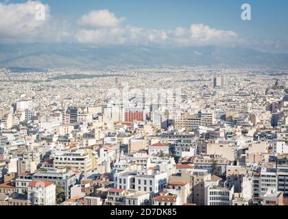 Vista sulla città di Atene con edifici moderni formato orizzontale Foto Stock