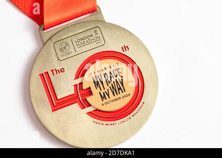 Londra UK, 22 ottobre 2020. La Virgin Money London Marathon ‘le medaglie finisher della 40a gara’ sono state inviate a circa 45,000 persone con un disco di date incluso per cambiare la data dal 26 aprile al 4 ottobre 2020. A causa di Covid-19, la maratona virtuale denominata ‘My Race My Way’ si è svolta in tutto il Regno Unito il 4 ottobre 2020. © Chris Yates/Alamy Live News. Foto Stock