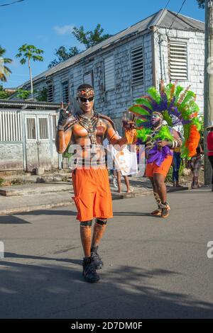 Frederiksted, St. Croix, Isole Vergini americane - Gennaio 4,2020: Sfilata annuale con gli uomini in costumi elaborati nel centro ovest di St. Croix Foto Stock