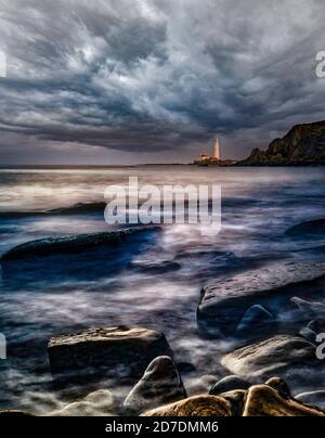 Faro di St Marys, visto da nord a Old Hartley Rocks vicino a Old Hartley sulla costa di Northumbria, Regno unito. Foto Stock