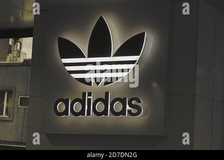 AUCKLAND, NUOVA ZELANDA - Agosto 10, 2019: Auckland / Nuova Zelanda - Agosto 10 2019: Vista del negozio Adidas nel Britomart Downtown Auckland cartello retroilluminato Foto Stock