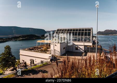 Editoriale 08.09.2019 Ålesund Norvegia il caffè Fjellstua in cima la montagna che si affaccia sulla città Foto Stock