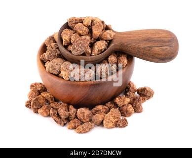 Tigernuts isolato su sfondo bianco. Chufa noci o tigre noci in recipiente di legno e cucchiaio. Foto Stock