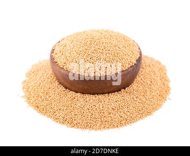 Semi di Amaranth in ciotola di legno, isolati su sfondo bianco. Fagioli di amaranto crudi e secchi organici. Foto Stock