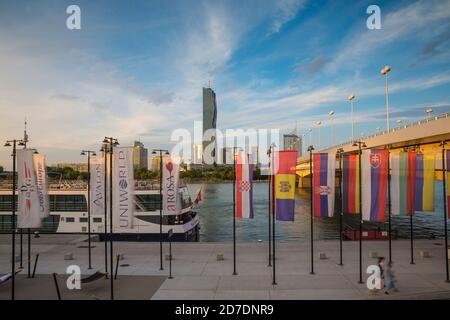 Austria, Vienna, Donau City, Vista sul Danubio verso la Torre DC Foto Stock