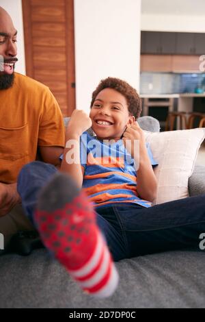 Amorevole Padre Africano Americano e Figlio seduto su divano a. Casa insieme Foto Stock