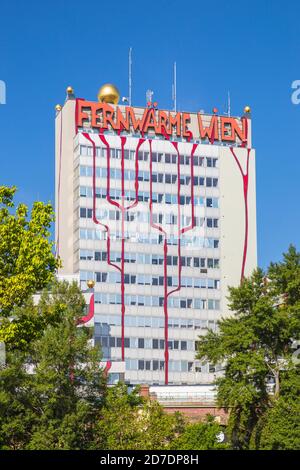 Austria, Vienna, Spittelau, centrale di Fernwarme, la cui facciata è stata ridisegnata dall'eco-architetto Friedensreich Hundertwasser a seguito di un grande incendio Foto Stock