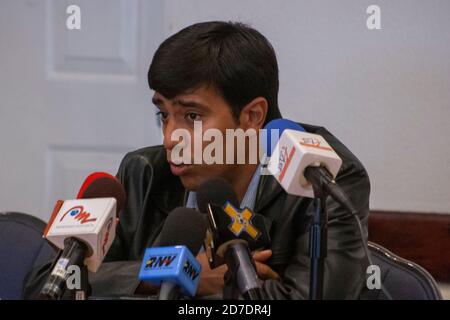 CARACAS, VENEZUELA - 10 OTTOBRE: Allenatore della squadra venezuelana di calcio Cesar Farias durante una conferenza stampa a Caracas, il 10 ottobre 2010. Foto Stock