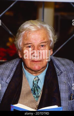 Sir Peter Ustinov bei einer Lesung aus seinem Buch 'der alte Mann und MR Smith', Deutschland 1991. Foto Stock