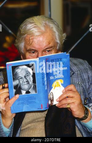 Sir Peter Ustinov versteckt sich bei einer Lesung hinter seinem Buch 'der alte Mann und MR Smith', Deutschland 1991. Foto Stock