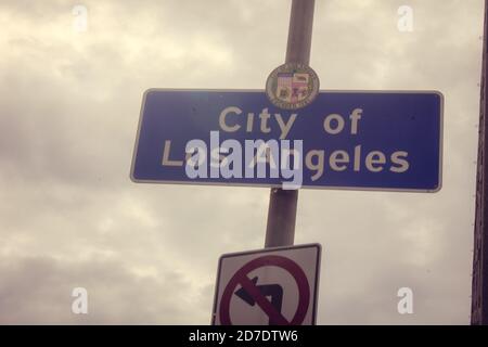 Cartello con il limite della città di Los Angeles con torri e palme Foto Stock