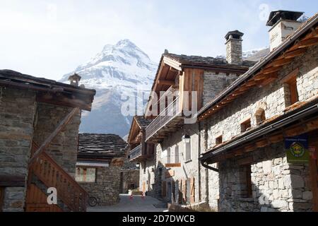 Vecchie case tradizionali in pietra e moutain in background a Bonneval-sur-Arc Haute-Maurienne Savoia Francia Foto Stock