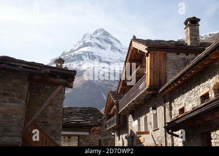 Vecchie case tradizionali in pietra e moutain in background a Bonneval-sur-Arc Haute-Maurienne Savoia Francia Foto Stock