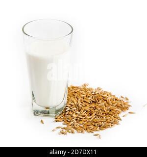 Avena e bicchiere di latte su fondo bianco Foto Stock