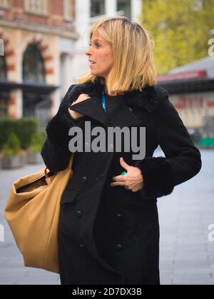 Kate Garraway è stato ritratto indossando pantaloni rossi in tartan a Leicester Square, Londra, il 22 ottobre 2020. Foto Stock