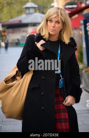 Kate Garraway è stato ritratto indossando pantaloni rossi in tartan a Leicester Square, Londra, il 22 ottobre 2020. Foto Stock